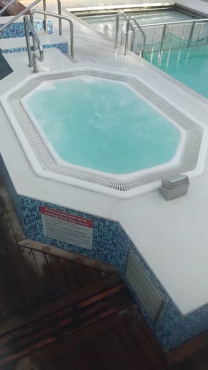 Hot pool / jacuzzi